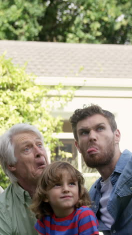 Familia-Multigeneracional-Tomando-Una-Foto-Divertida