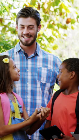 Teacher-standing-with-school-kids