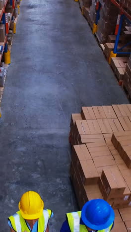 Warehouse-worker-working-and-interacting-with-each-other