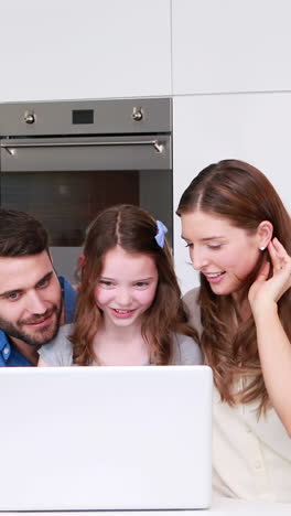 Familia-Feliz-Con-Hija-Usando-Laptop