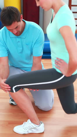 Trainer-showing-his-client-how-to-do-a-lunge-correctly