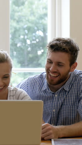 Una-Familia-De-Tres-Está-Usando-Una-Computadora-Portátil