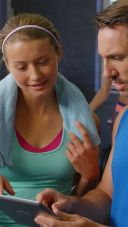 Mujer-En-Forma-Hablando-Con-Su-Entrenador.