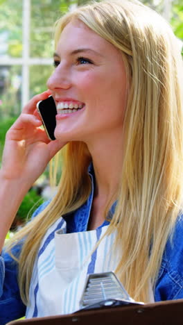 Hermosa-Mujer-Hablando-Por-Teléfono-Móvil