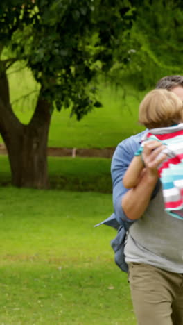 Glücklicher-Vater-Und-Sohn-Spielen-Im-Park