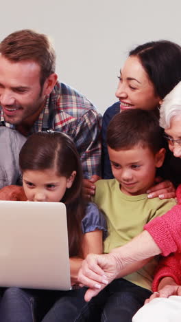 Lächelnde-Mehrgenerationenfamilie-Mit-Laptop