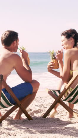 Cute-couple-on-holidays-drinking-cocktails