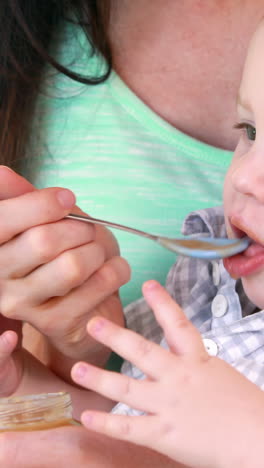 Madre-Feliz-Alimentando-A-Su-Bebé