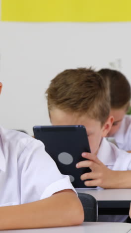 Schulkinder-Nutzen-Digitale-Tablets-Im-Klassenzimmer