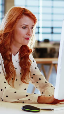 Businesswoman-working-on-computer