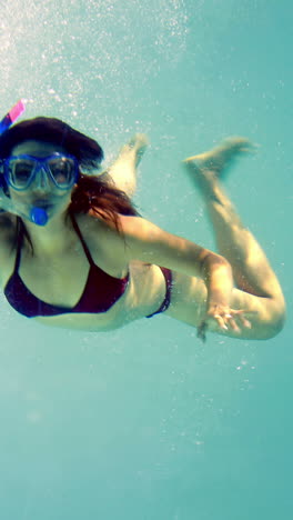 Morena-En-Forma-Sumergiéndose-En-La-Piscina-Usando-Snorkel