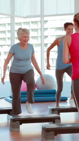 Aerobics-class-stepping-and-clapping-together