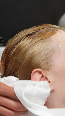 Estilista-Secando-El-Cabello-Del-Hombre-Con-Una-Toalla