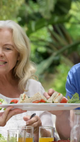 Glückliche-Familie-Beim-Gemeinsamen-Essen-