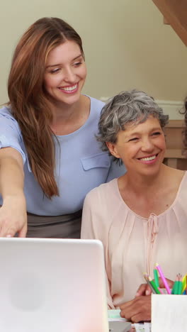 Smiling-women-working-together