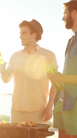 Lächelnde-Freunde-Kochen-Grill-Am-Strand