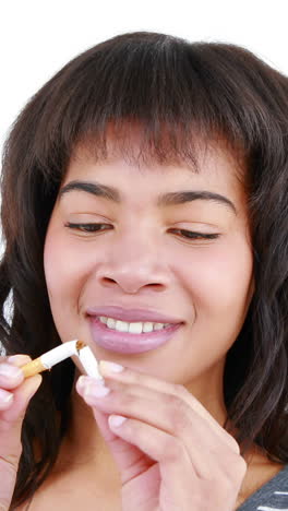 Mujer-Partiendo-Un-Cigarrillo-En-Dos