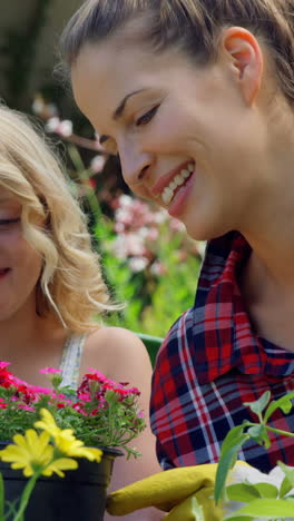 Madre-E-Hija-Haciendo-Jardinería-Juntas-