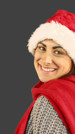 Chica-Con-Gorro-De-Papá-Noel-Y-Ropa-Abrigada-Soplando-Sobre-Las-Manos