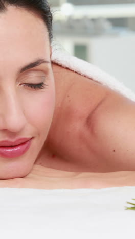 Smiling-woman-getting-an-aromatherapy-treatment