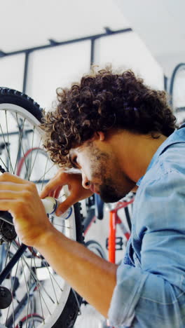 Mechaniker-Repariert-Fahrrad-In-Der-Werkstatt