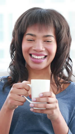 Mujer-Sonriente-Bebiendo-Bebida-Caliente