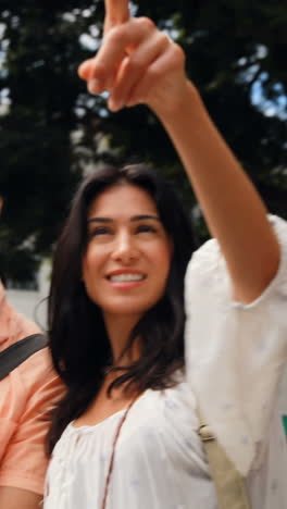 Pareja-Sonriente-Usando-Tableta