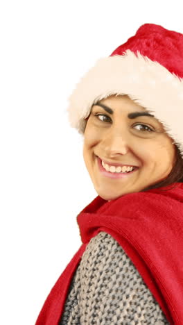 Chica-Con-Gorro-De-Papá-Noel-Y-Ropa-Abrigada-Soplando-Sobre-Las-Manos