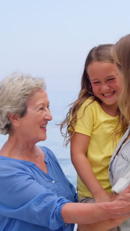 Mehrgenerationenfamilie-Umarmt-Sich-Am-Strand