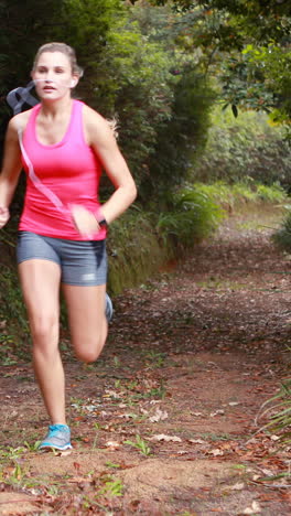 Mujer-Corriendo-En-El-Parque