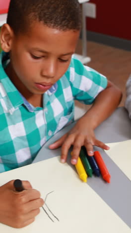 Kinder-Zeichnen-In-Der-Bibliothek