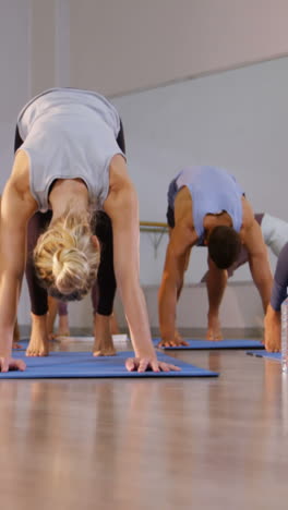 Gruppe-Von-Menschen,-Die-Yoga-Praktizieren