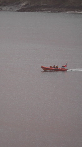 Barco-Pesquero-Navegando-Temprano-En-La-Mañana