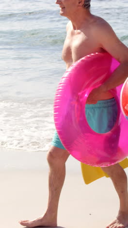 Pareja-Sonriente-Sosteniendo-Equipo-De-Playa