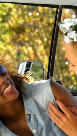 Amigos-Mujer-Sonriendo-Y-Abrazándose-