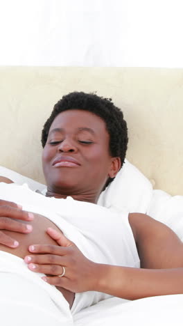 Pregnant-couple-discussing-together-on-the-bed