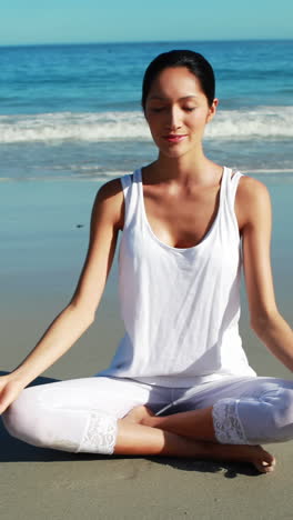 Frau-Macht-Yoga-Am-Strand