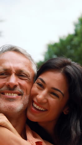 Pareja-Sonriente-Tomando-Selfie