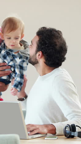 Pareja-Gay-Sonriente-Con-Su-Hijo