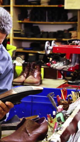 Zapatero-Haciendo-Zapatos-Con-Un-Martillo.