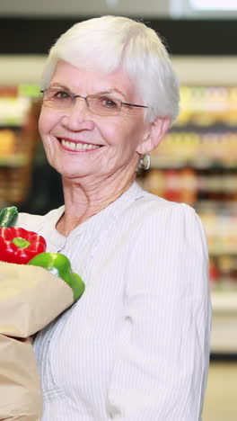 Mujer-Mayor-Con-Bolsa-De-Verduras-En-La-Tienda-De-Comestibles