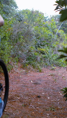 Ciclista-Femenina-En-Bicicleta-Por-Pista-De-Tierra