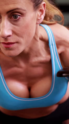 Fitte-Frau,-Die-Bei-Crossfit-Sitzung-Hanteln-Hebt