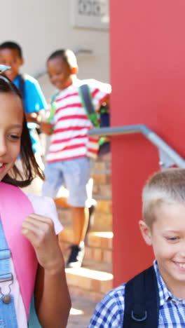 Niños-De-Escuela-Caminando-Por-La-Escalera