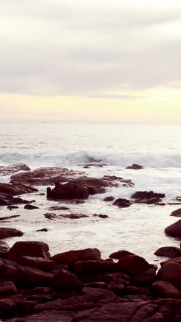 Olas-Rompiendo-En-Las-Rocas