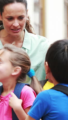 Schüler-Stehen-Vor-Der-Schule-Mit-Dem-Lehrer-Schlange