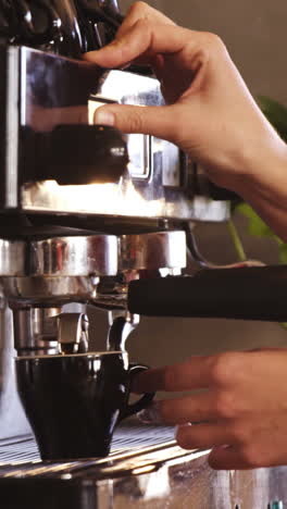 Waitress-making-cup-of-coffee