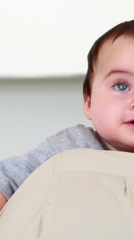 Vater-Hält-Sein-Glückliches-Baby-Vor-Der-Arbeit