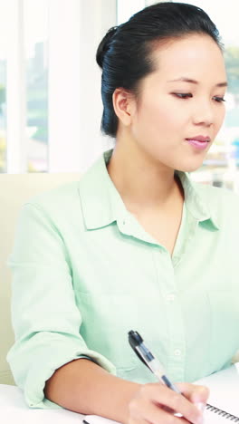 Asian-businesswoman-working-at-desk