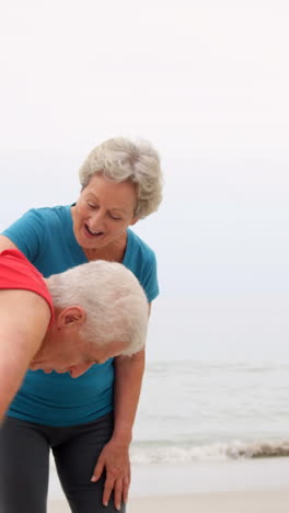 Pareja-De-Jubilados-Cansados-En-La-Playa